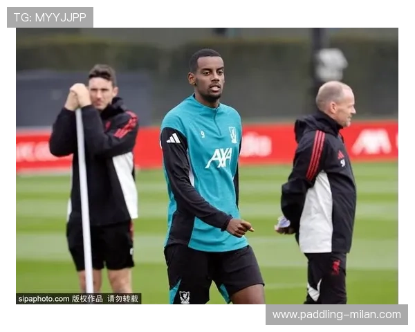 足球场上的小球迷与偶像球星不期而遇的温馨时刻