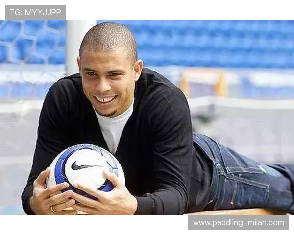 足球巨星亲笔书写人生传奇 从绿茵场到纸上世界的心路历程